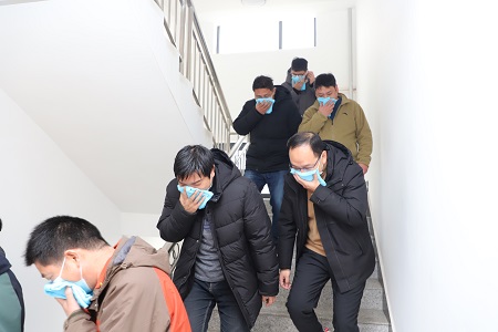分院办公楼各科室人员迅速撤离,大家按要求弯腰,湿润毛巾捂嘴,有序